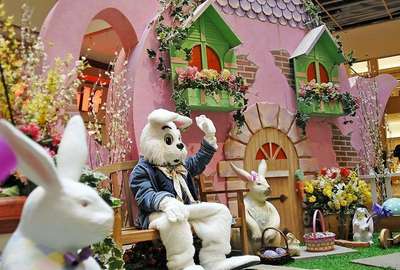 Mall Easter bunny, father scuffle after child slips